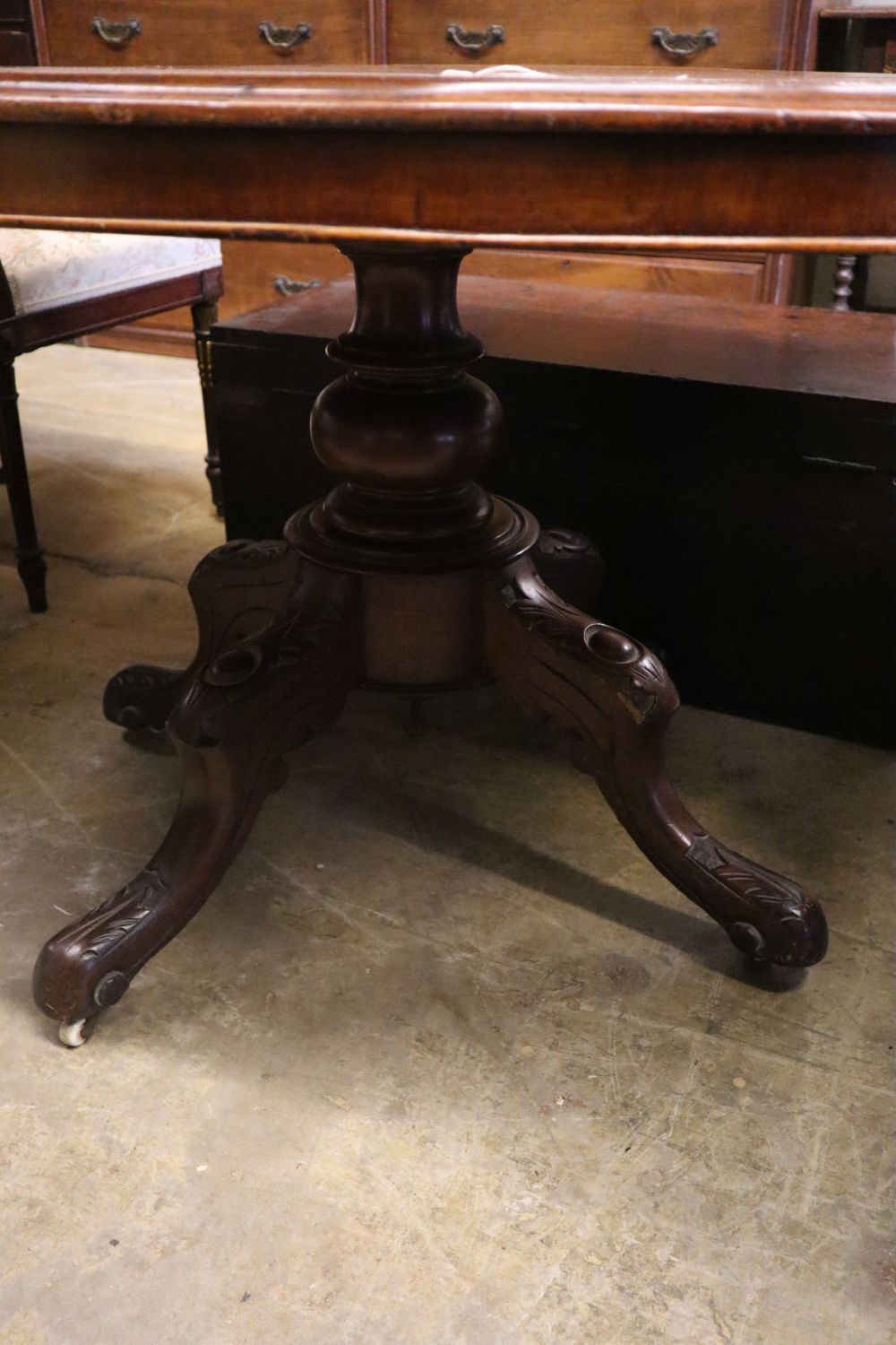 A Victorian mahogany tilt-top oval loo table, width 134cm depth 100cm height 74cm